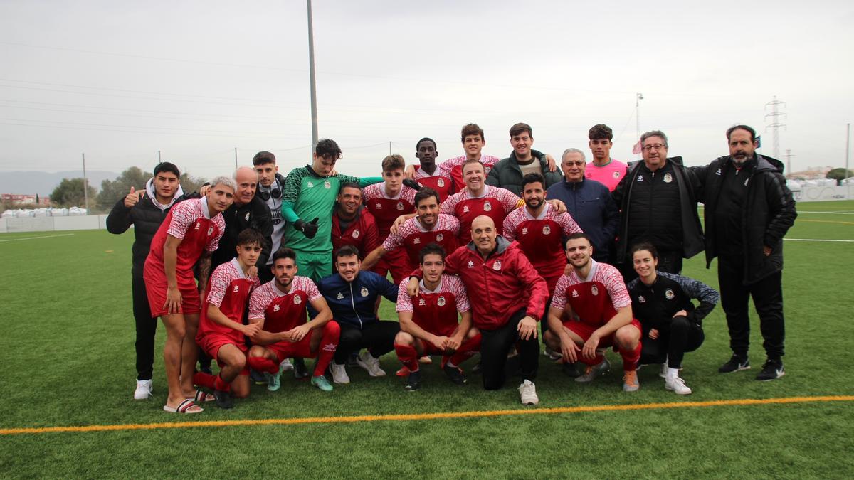 La plantilla del Santa Catalina Atlético de Preferente posa con Rubio, segundo por la derecha en la final central, en su despedida.