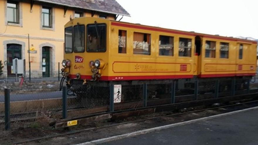 El Tren Groc aturat en una estació del recorregut | SYLVIE MARIO