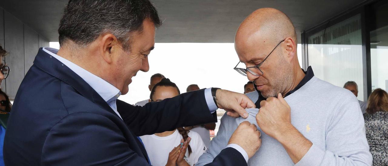 Íñigo de la Quadra Salcedo recibió la insignia de oro de manos del Conselleiro Román Rodríguez.