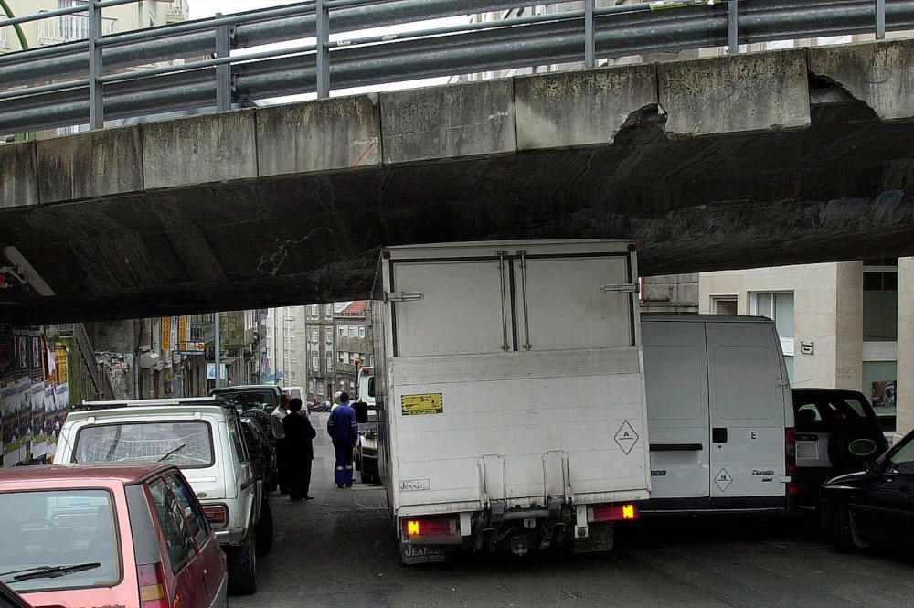 Un bus de Burgos se suma al listado de vehículos que desde hace años se quedan atrapados en el viaducto que enlaza la AP-9 con Lepanto debido a su gálibo, de solo 2,5 metros.