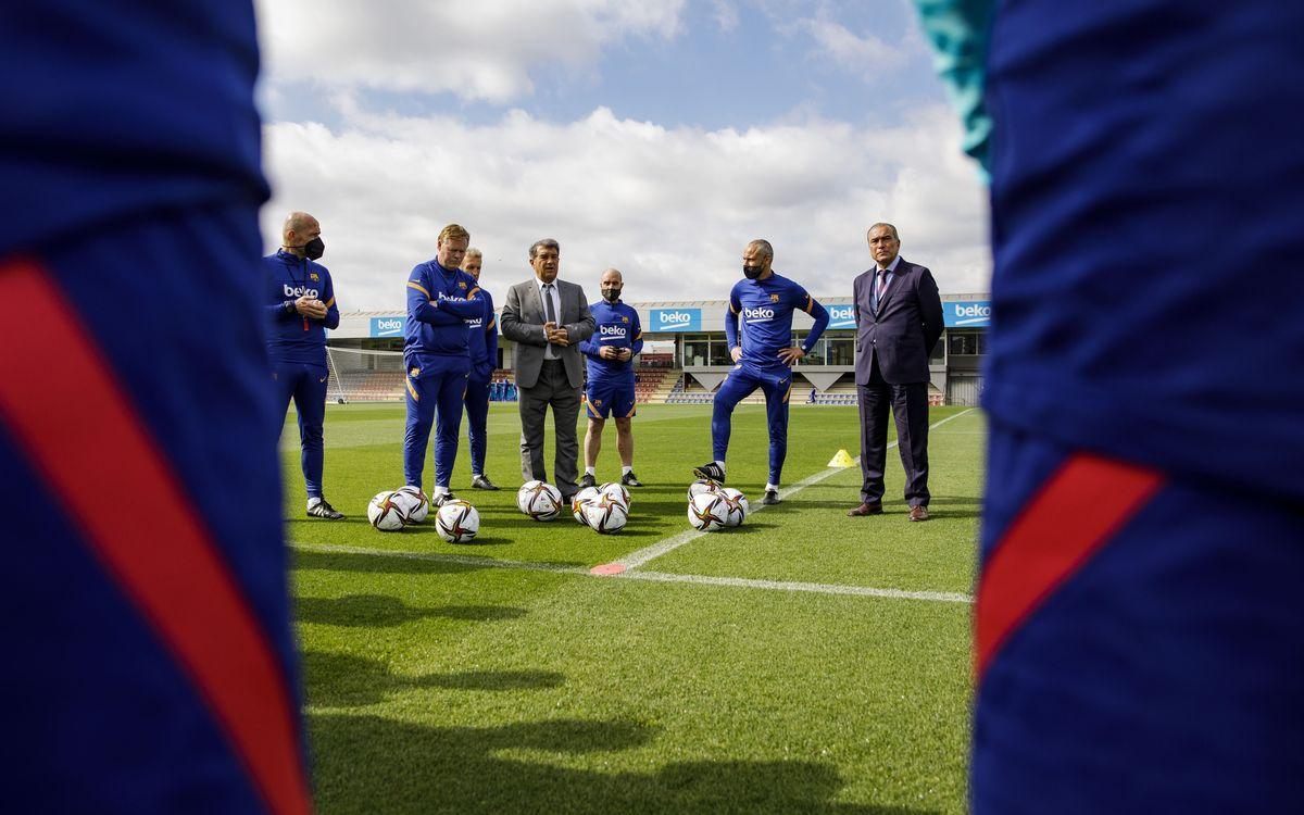 Laporta junto a Koeman y la plantilla del Barça en un entrenamiento en la ciudad deportiva de Sant Joan Despí.