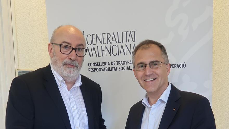 El conseller Alcaraz con el presidente de Cruz Roja, Javier Gimeno.