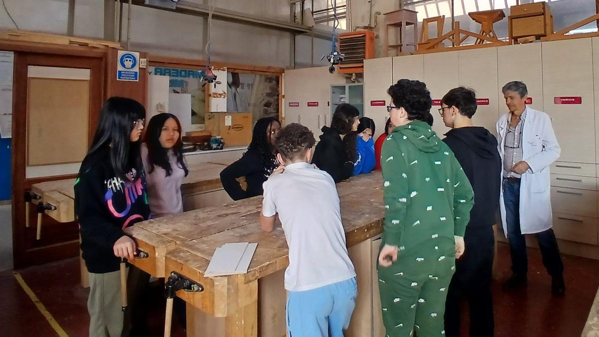Los alumnos del IES Virgen del Pilar aprenden matemáticas en el taller de Madera