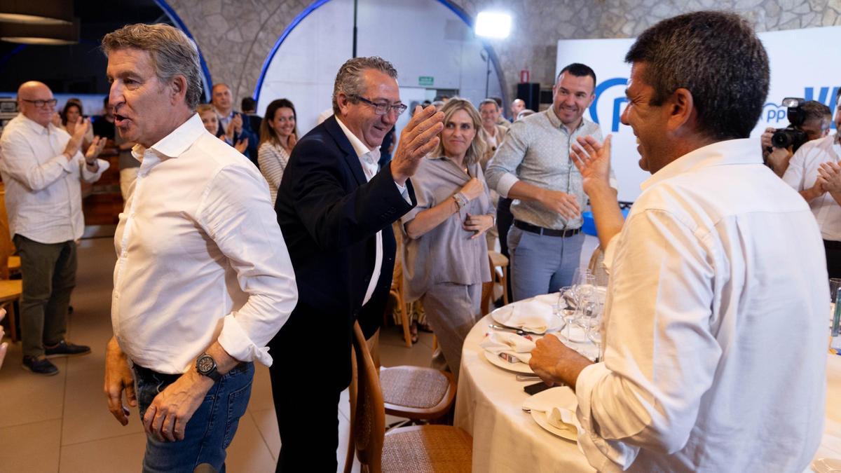 Nuñez Feijóo, Toni Perez, Marta Barrachina, Vicent Mompó y Carlos Mazón en los salones Juan XXIII de Alicante.