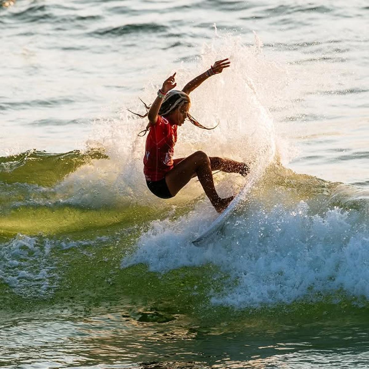 Carla Morera de la Vall ejecuta una maniobra radical durante la final del WSL Junior en Capbreton.
