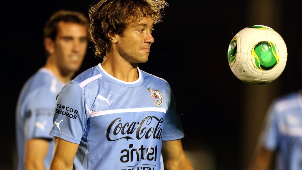 Diego Lugano, vistiendo la camiseta de Uruguay