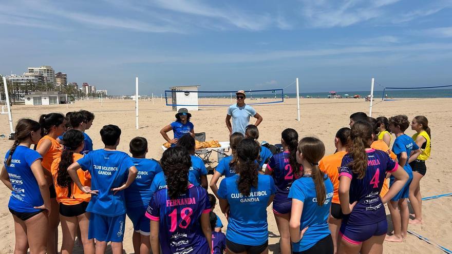 El verano se despide a lo grande en la playa de Gandia