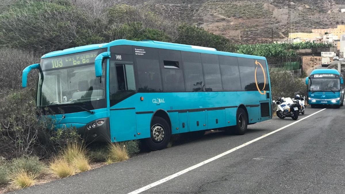 Un conductor de una guagua se desvanece en Costa Ayala