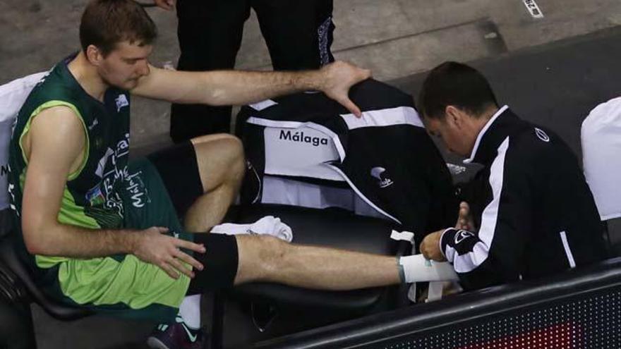 El jugador, tratado por el fisioterapeuta del club, Mario Bárbara, durante un partido de esta temporada en el Carpena.