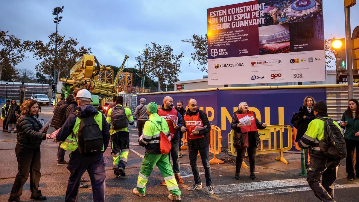 Miembros de CCOO en el Camp Nou, para informar a los trabajadores de sus derechos.