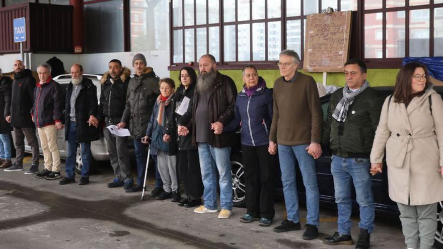 Una cadena humana urge el realojo de los sintecho de la antigua estación de buses de Vigo