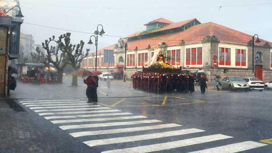 Una lluvia torrencial irrumpe en la procesión de la Santa Cena y precipita su regreso a la ex colegiata