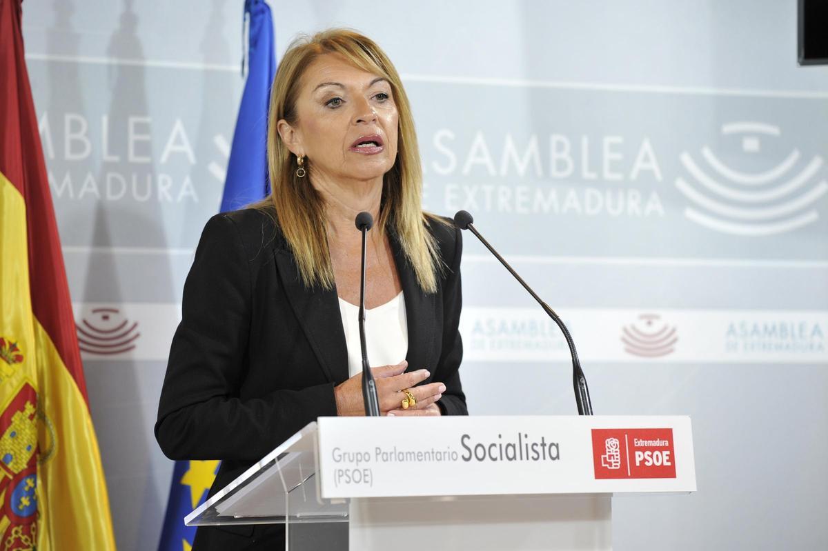 La portavoz del Grupo Parlamentario Socialista en la Asamblea de Extremadura, Piedad Álvarez, ofrece una rueda de prensa