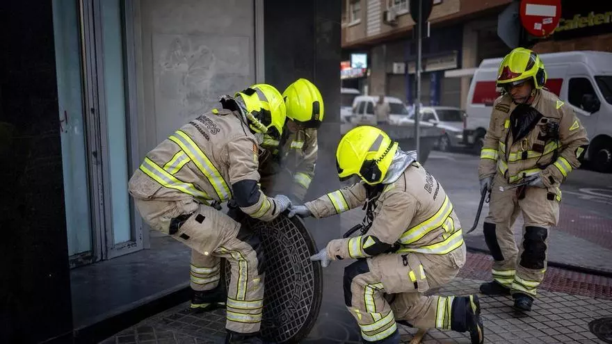 Los bomberos sofocan el incendio en un sótano del barrio Delicias.