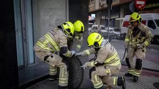 Un incendio siembra el caos en la calle Santander del barrio Delicias: del humo de una alcantarilla al susto en una vivienda