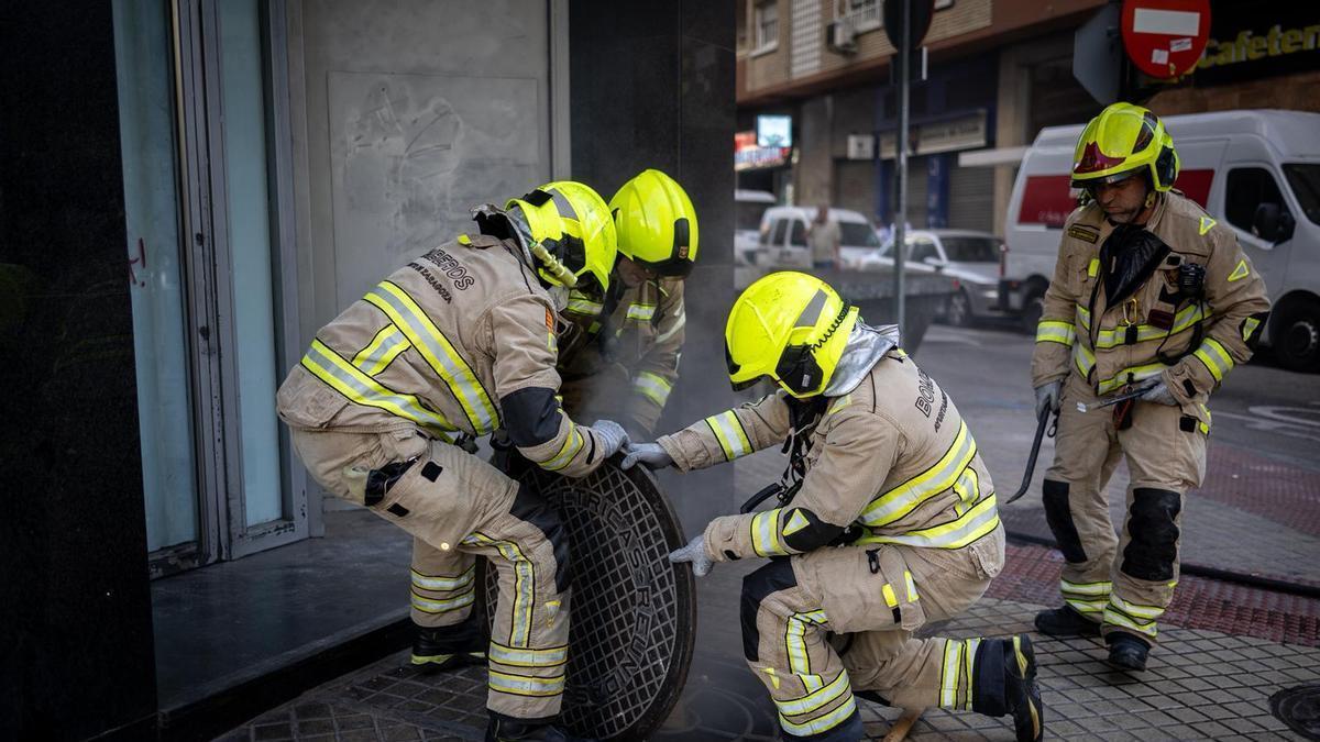 Los bomberos sofocan el incendio en un sótano del barrio Delicias.