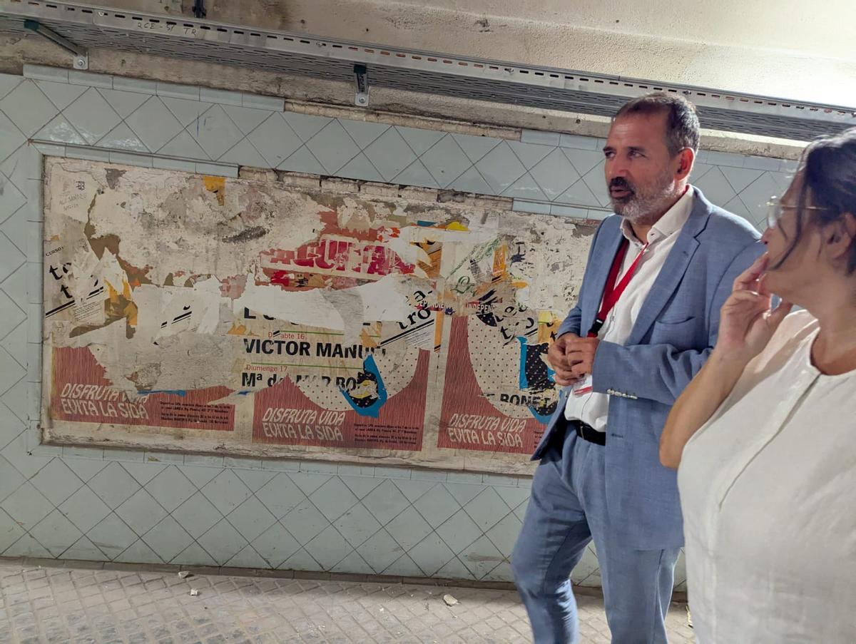 El consejero delegado de TMB, Xavier Flores, este viernes en el antiguo pasadizo que conecta la L1 y la L3 bajo plaza Catalunya.