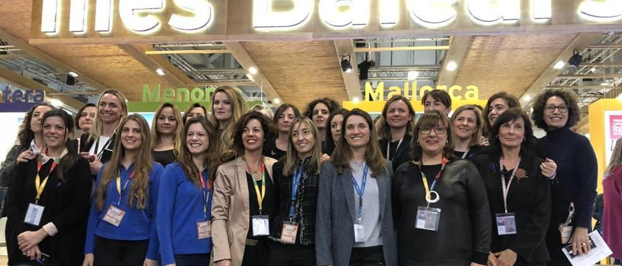 Políticas, hoteleras, azafatas... las mujeres del stand de Balears que ayer no pudieron parar.