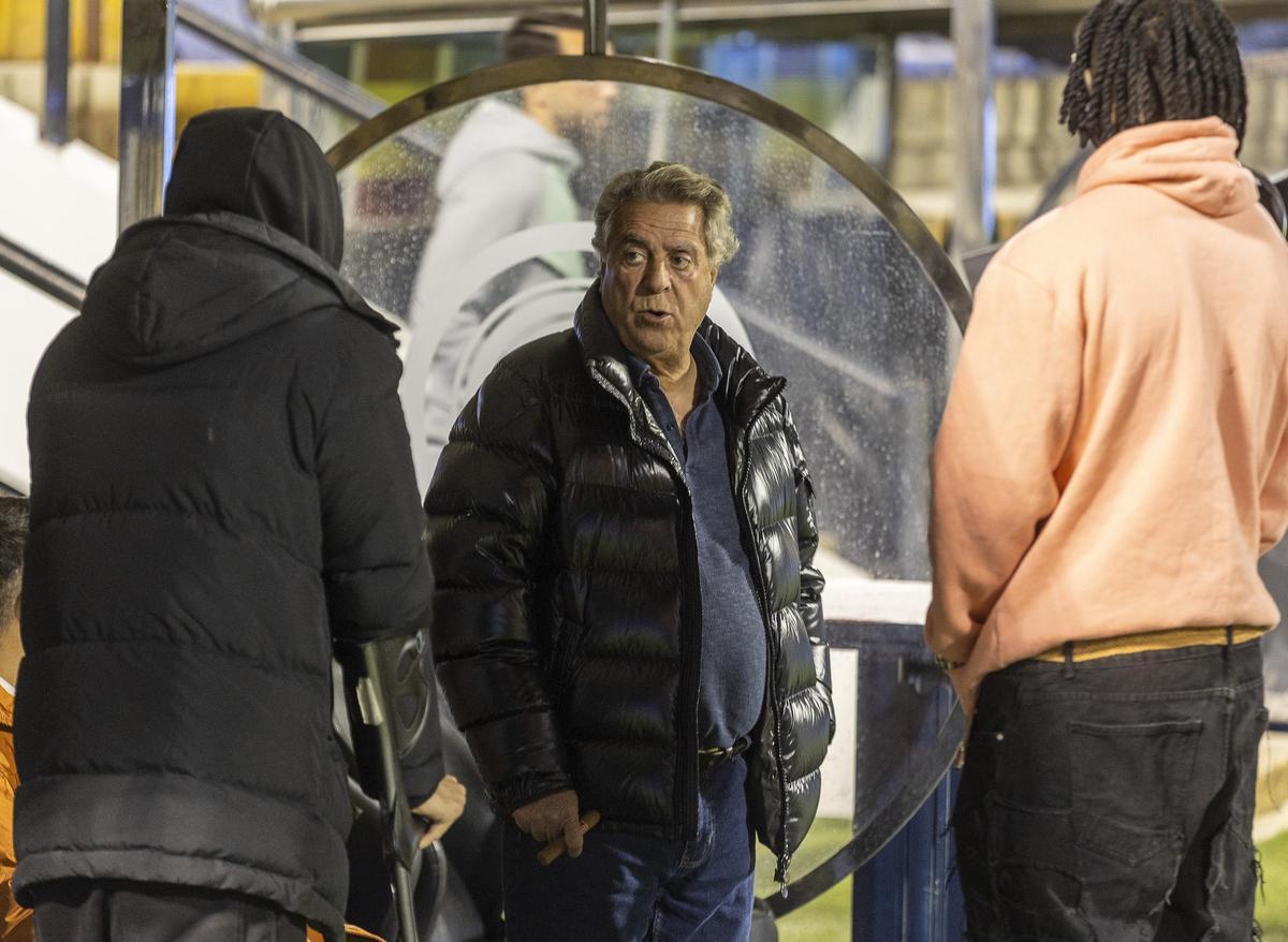 Enrique Ortiz conversa con Oriol Soldevila y Richie Dapaah antes de un partido en el Rico Pérez.