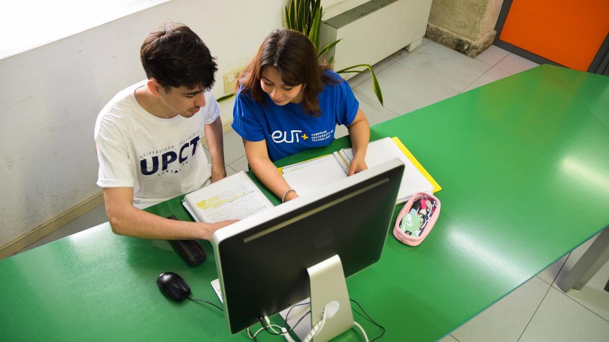 Estudiantes en una   biblioteca de la UPCT