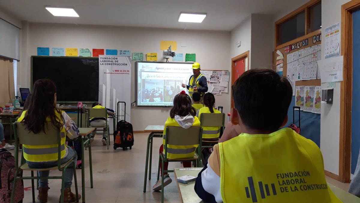 Una de las charlas sobre seguridad impartidas en un colegio.