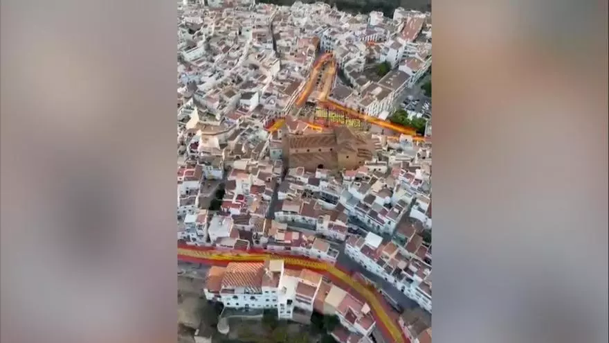La espectacular bandera de España que recorre Torrox en apoyo a Ceuta