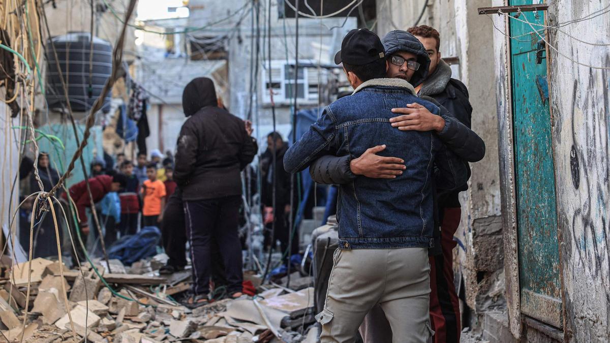 Palestinos entre los escombros de un edificio bombardeado en Rafah, en la Franja de Gaza Palestinos entre los escombros de un edificio bombardeado en Rafah, en la Franja de Gaza