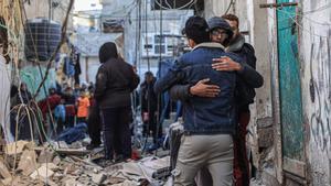 Palestinos entre los escombros de un edificio bombardeado en Rafah, en la Franja de Gaza