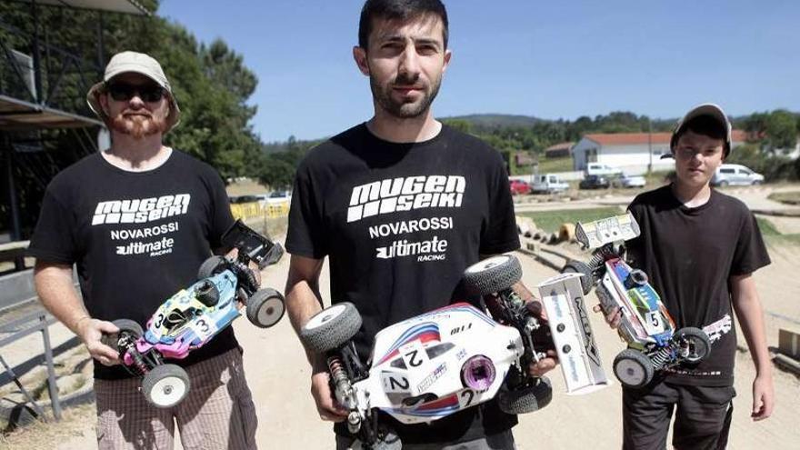 Arriba, imagen de los tres ganadores de la competición; abajo, un instante de la carrera disputada ayer en la parroquia de Cereixo.