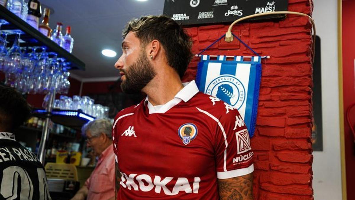 Samu Vázquez, con la camiseta visitante del Hércules para la temporada 2026-27.