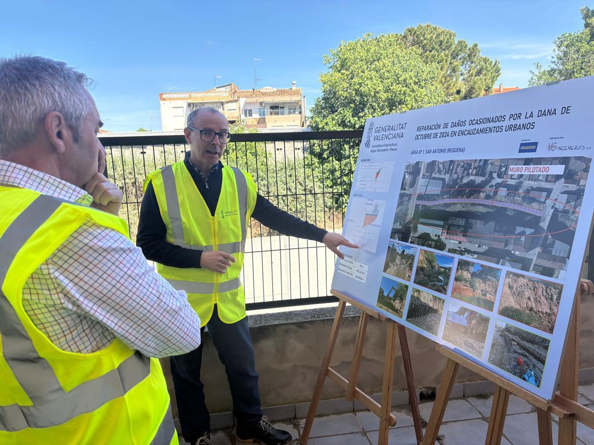 El conseller Barrachina durante su visita a las obras de canalización en San Antonio de Requena.