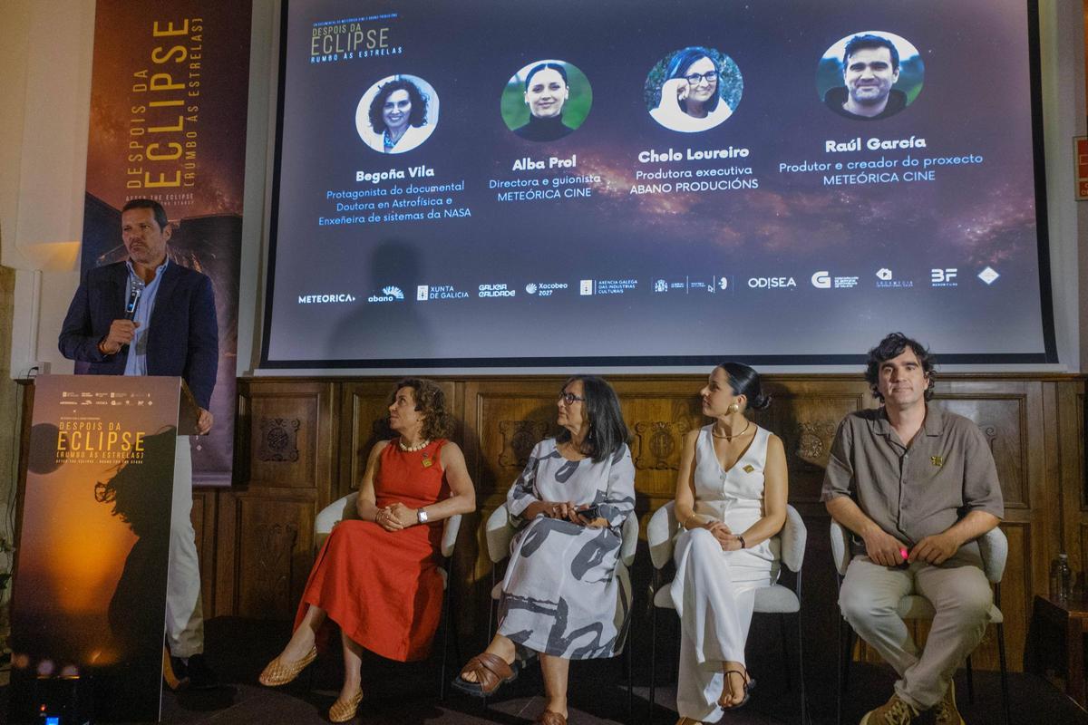 El conselleiro de Cultura, José López Campos, acompañado de Begoña Vilas, Chelo Loureiro, Alba Prol y Raúl García