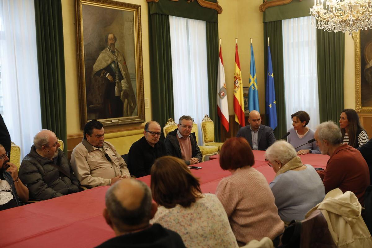 La reunión vecinal con la Alcaldesa por el vial de Jove, en imágenes