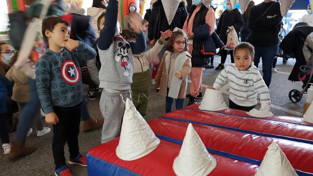 Niños en los hinchables de la carpa de As Lagoas.   | // SANTOS ÁLVAREZ