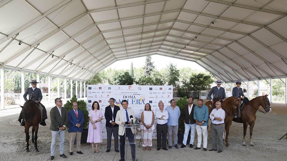 Representantes institucionales y participantes de un campeonato de doma bajo la carpa de la huerta de Caballerizas, en una imagen del mes de agosto.