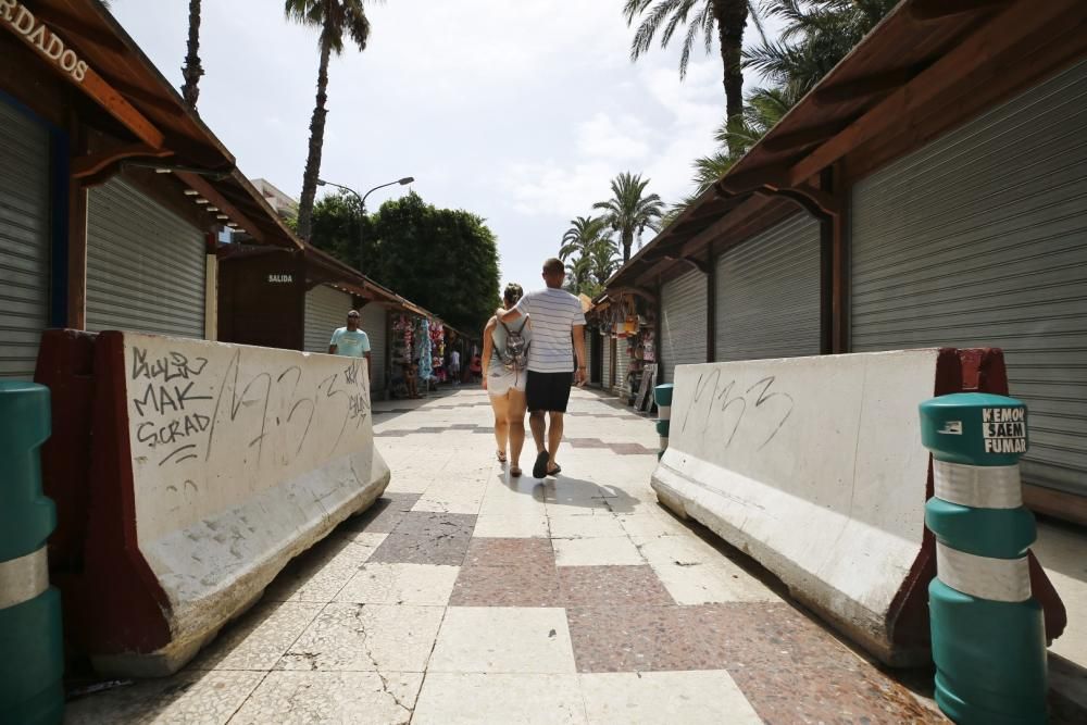 Actuales bloques de hormigón que serán sustituidos por 22 maceteros "barrera" en los paseos de Torrevieja