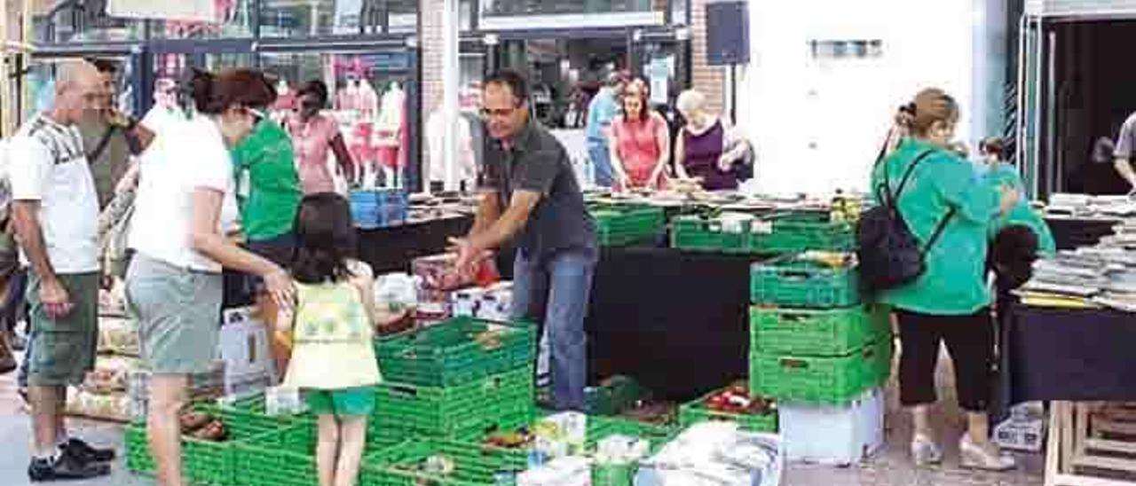 Feria del Libro Solidario, en el que se intercambian volúmenes por alimentos para los más necesitados de Santa Lucía.