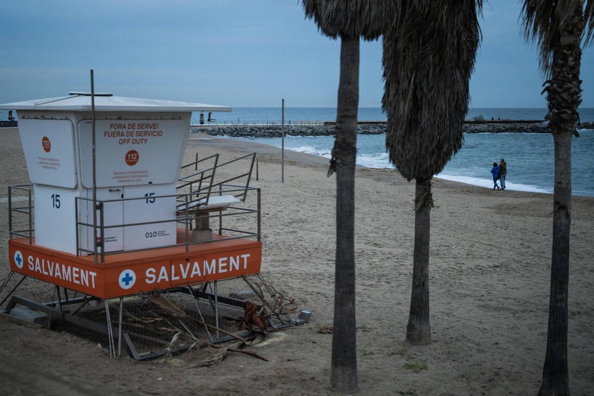 Fuerte oleaje en las playas de Barcelona