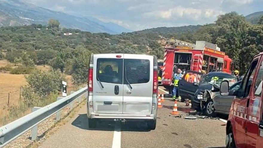 Tres personas resultan heridas en una colisión frontal de dos vehículos cerca de Plasencia