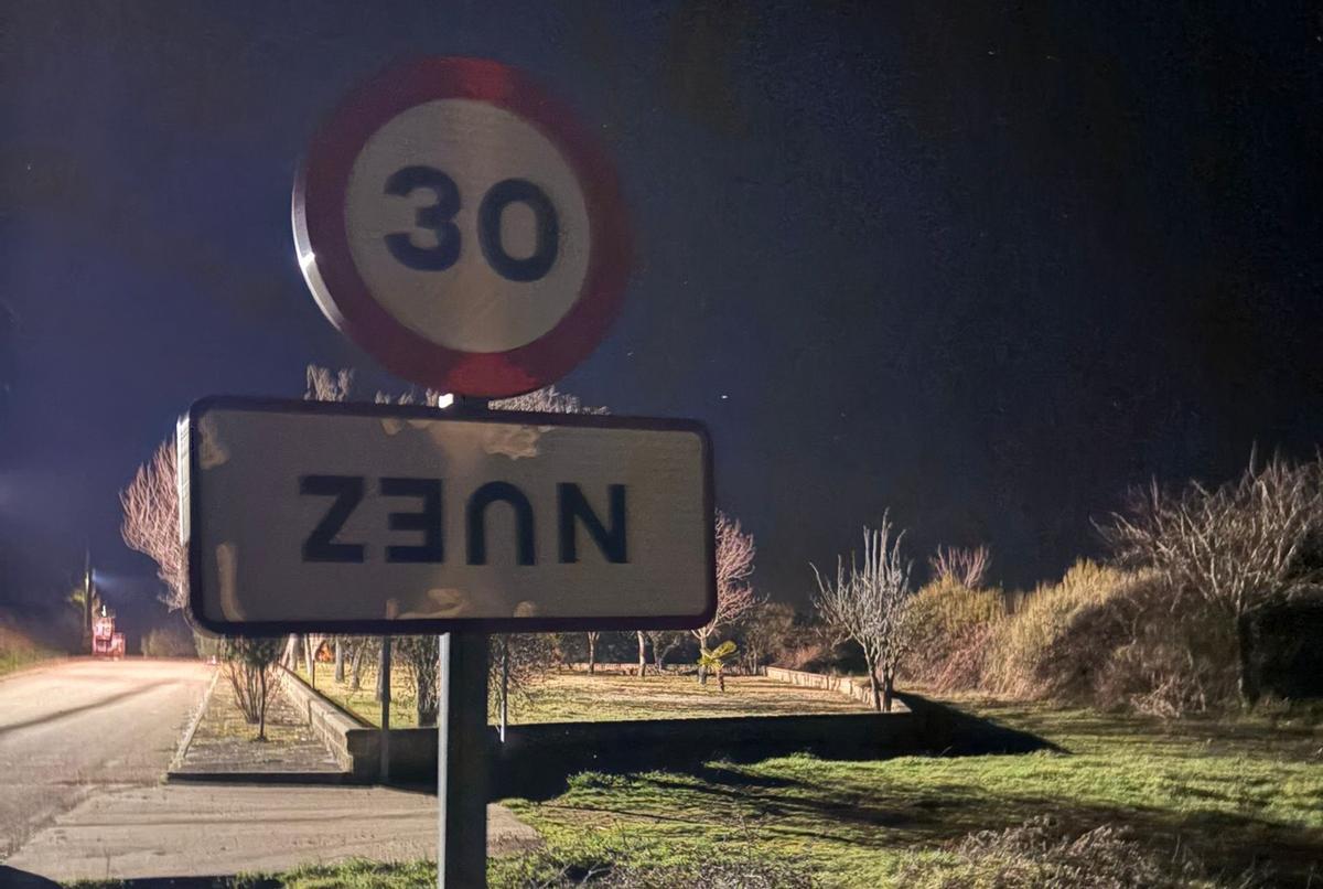 Los pueblos de Zamora, del revés: la protesta de los agricultores que pone "patas arriba" los letreros Los pueblos de Zamora, del revés: la protesta de los agricultores que pone "patas arriba" los letreros