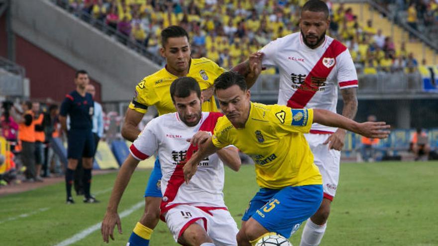 Roque y Simón luchan por un balón ante Trashorras y Bebé, del Rayo.