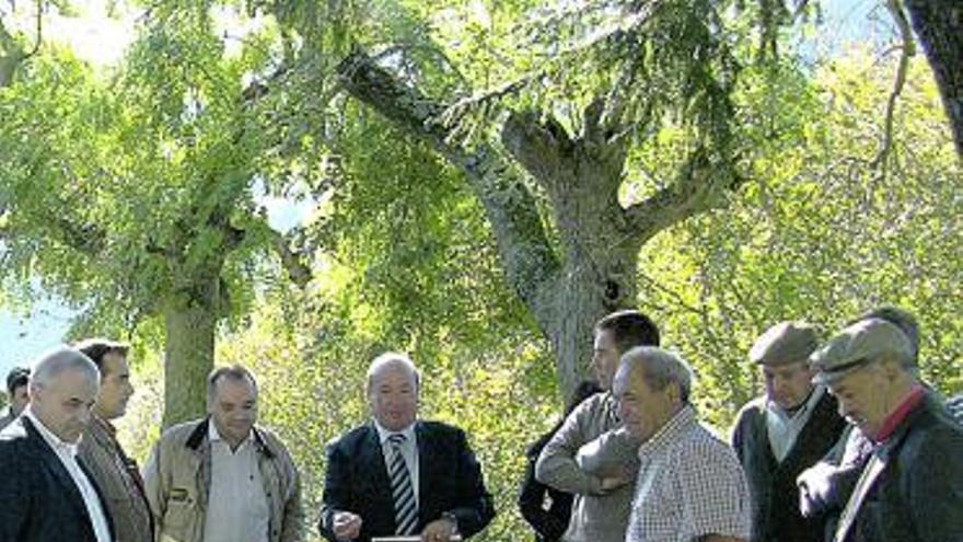 Montes observa las deficiencias que le indican los vecinos, en Villacibrán.