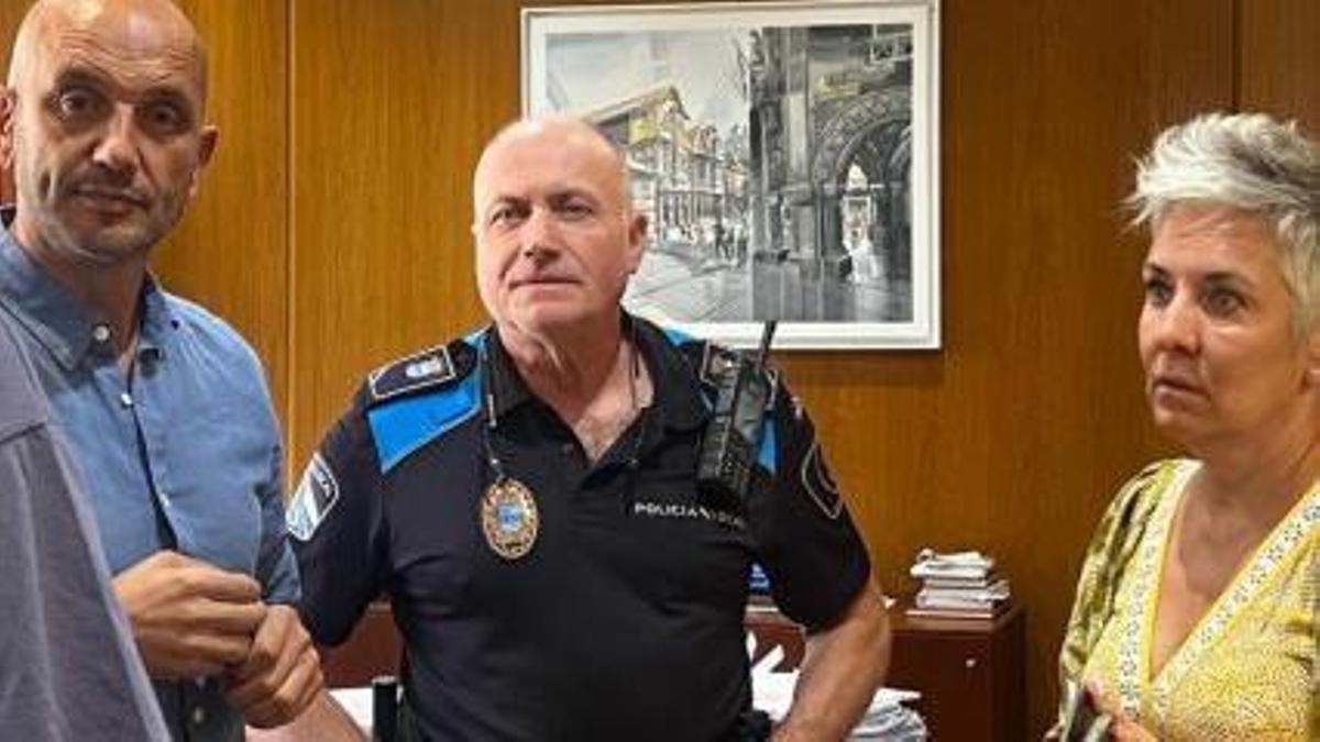 Inma Azorín con el alcalde y un policía local. | D.P.