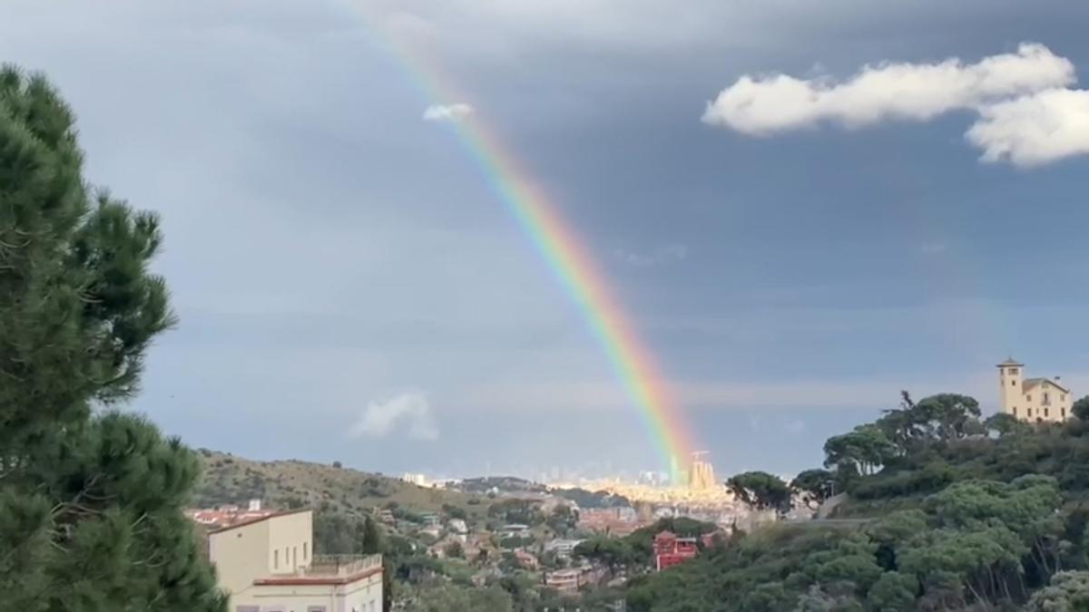 Un arcoíris ilumina la Sagrada Família.