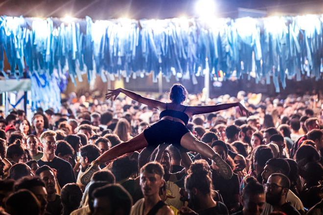 El botellón masivo resiste en la madrugada de las fiestas de Gràcia