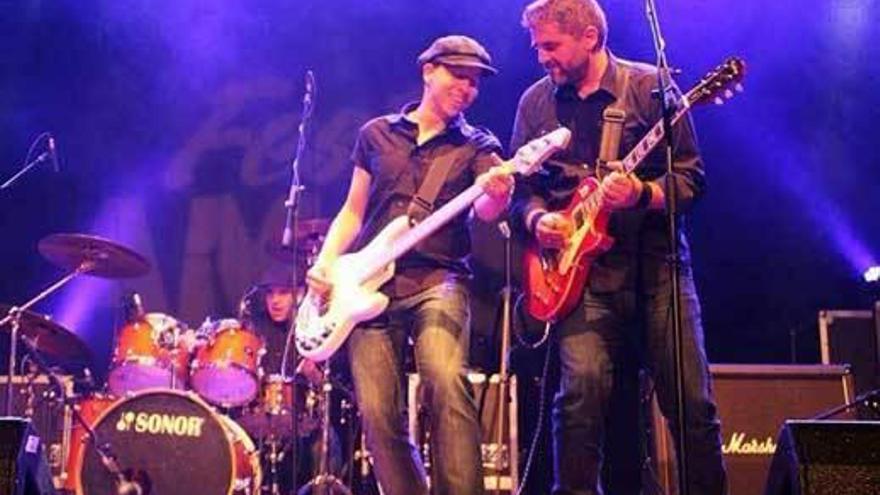 Ricardo Saavedra y Marcos Nogueiro, en primer término, y al fondo Daniel García, durante un concierto.