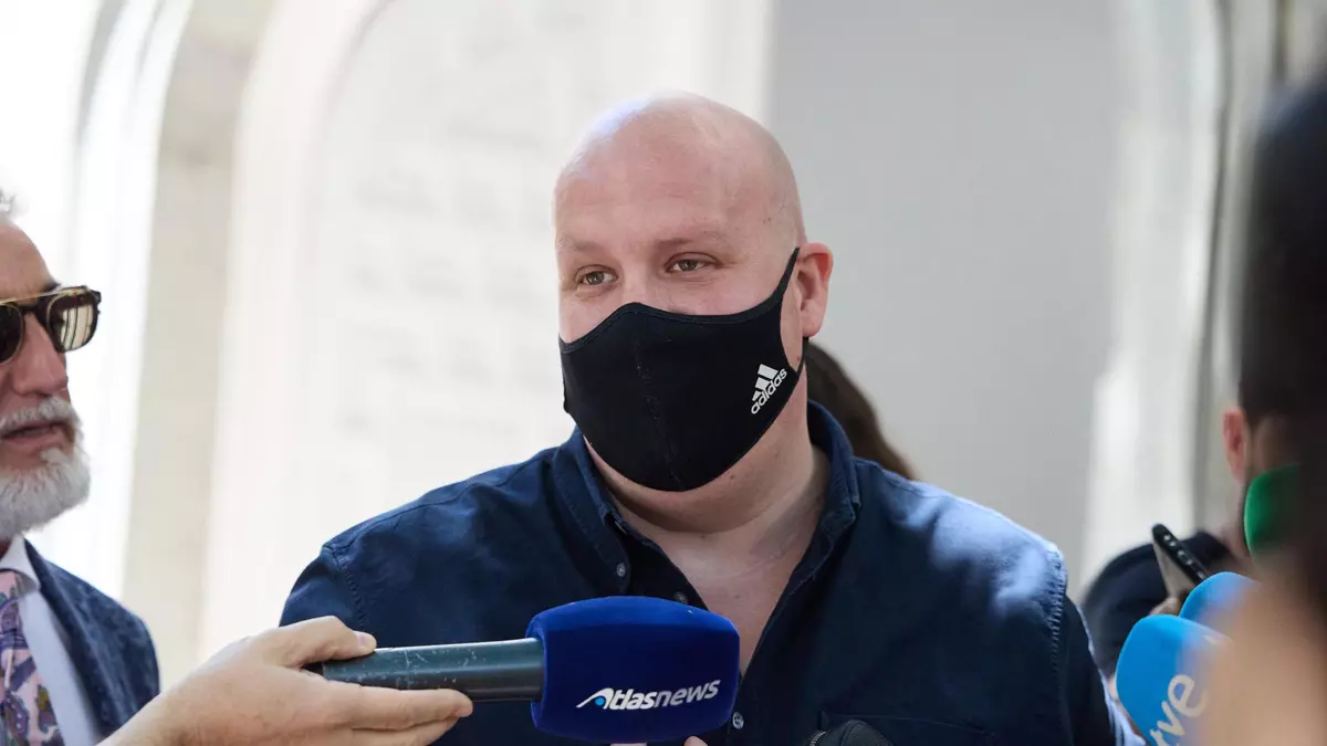 El empresario que financió a Alvise Pérez denuncia que cinco hombres han entrado en su casa obligándole a pagar un millón en criptomonedas
