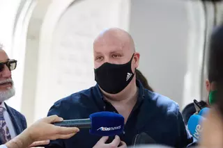 El empresario que financió a Alvise Pérez denuncia que cinco hombres han entrado en su casa obligándole a pagar un millón en criptomonedas