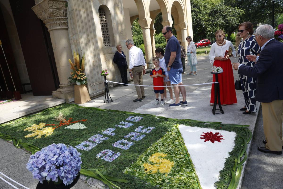 EN IMÁGENES: El Corpus Christi de Somió luce en todo su esplendor con una misa y procesión oficiada por Kike Figaredo: "Estamos muy contentos de que nos acompañe EN IMÁGENES: El Corpus Christi de Somió luce en todo su esplendor con una misa y procesión oficiada por Kike Figaredo: "Estamos muy contentos de que nos acompañe