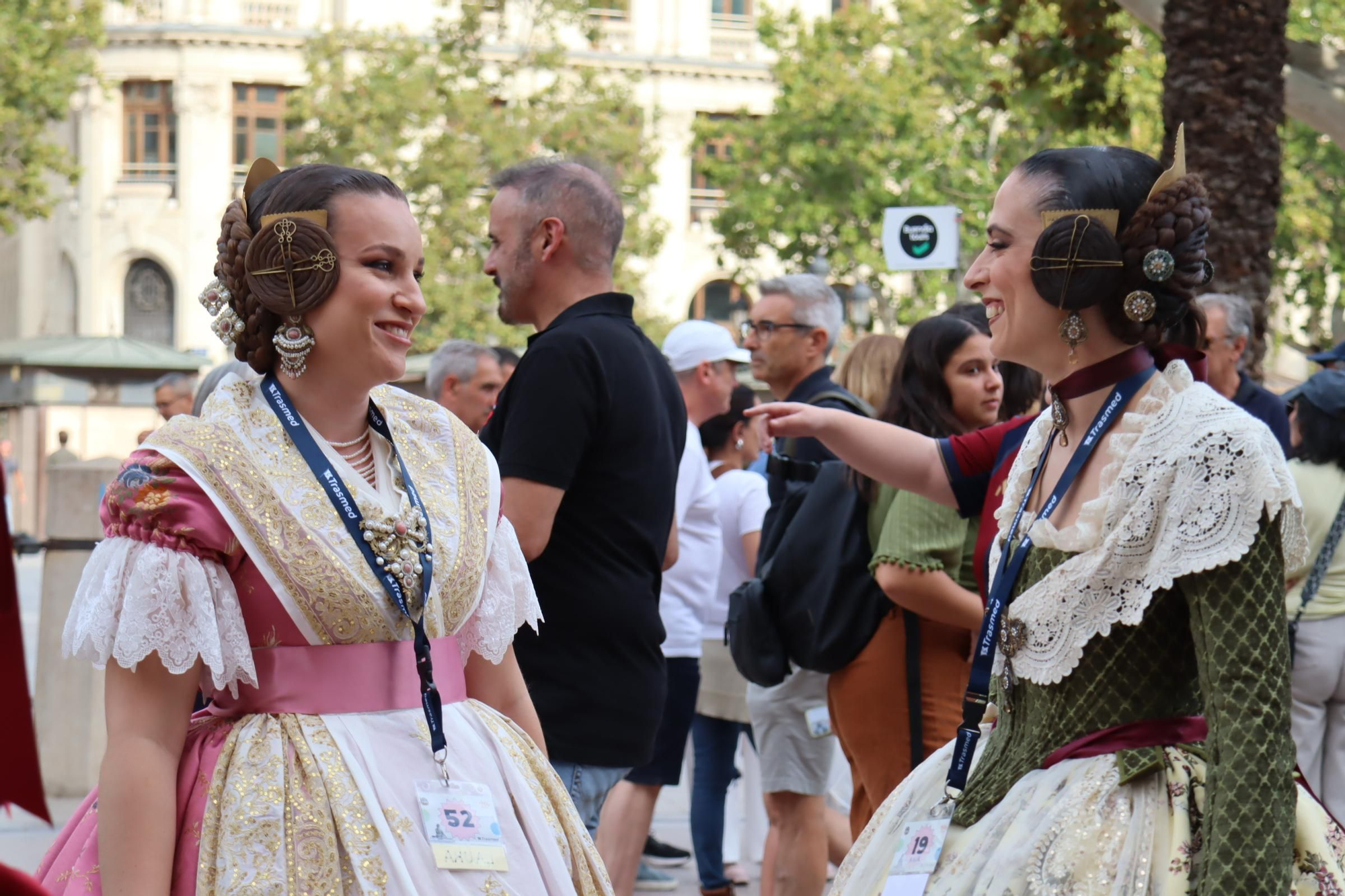 Concentración fallera en la Plaza del Ayuntamiento con las candidatas a FMV2025